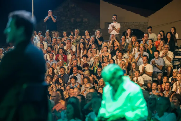 Kakvi zaljubljeni pogledi: Ante Gelo i Jelena Perčin nikad prisniji na koncertu u čast Oliveru
