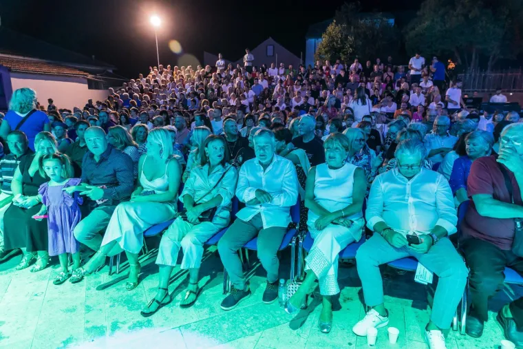 Kakvi zaljubljeni pogledi: Ante Gelo i Jelena Perčin nikad prisniji na koncertu u čast Oliveru