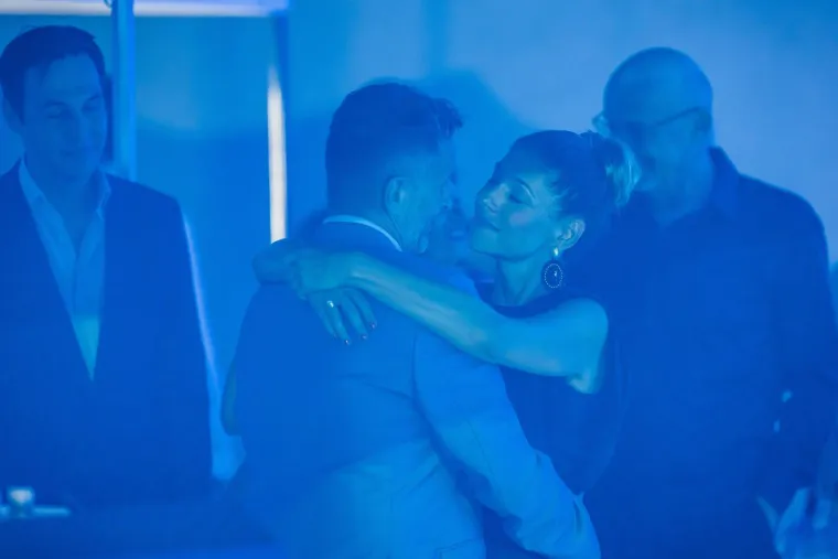 Kakvi zaljubljeni pogledi: Ante Gelo i Jelena Perčin nikad prisniji na koncertu u čast Oliveru