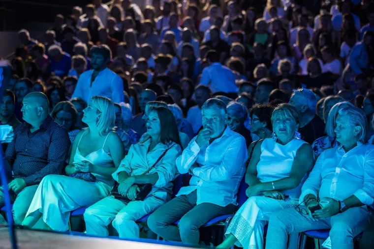 Kakvi zaljubljeni pogledi: Ante Gelo i Jelena Perčin nikad prisniji na koncertu u čast Oliveru