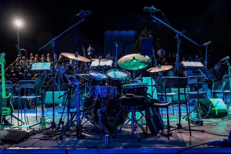 Kakvi zaljubljeni pogledi: Ante Gelo i Jelena Perčin nikad prisniji na koncertu u čast Oliveru