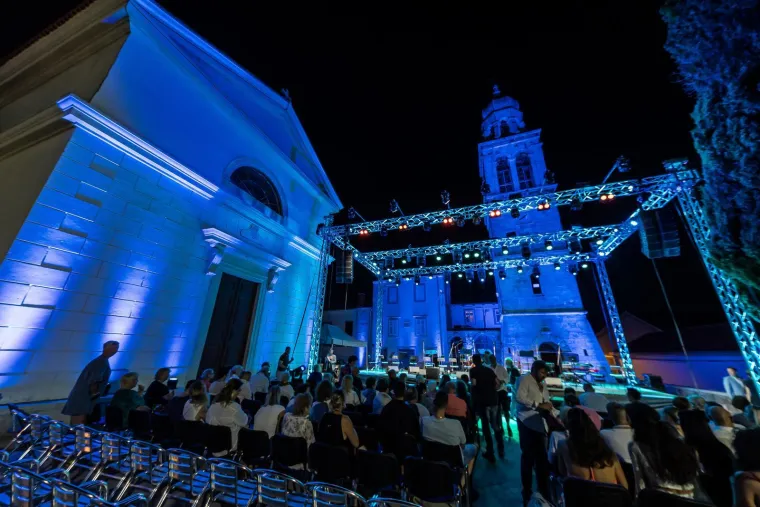 Kakvi zaljubljeni pogledi: Ante Gelo i Jelena Perčin nikad prisniji na koncertu u čast Oliveru