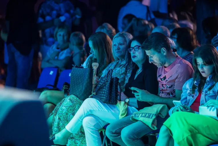 Kakvi zaljubljeni pogledi: Ante Gelo i Jelena Perčin nikad prisniji na koncertu u čast Oliveru