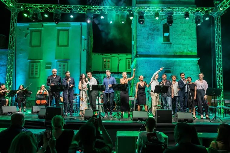 Kakvi zaljubljeni pogledi: Ante Gelo i Jelena Perčin nikad prisniji na koncertu u čast Oliveru