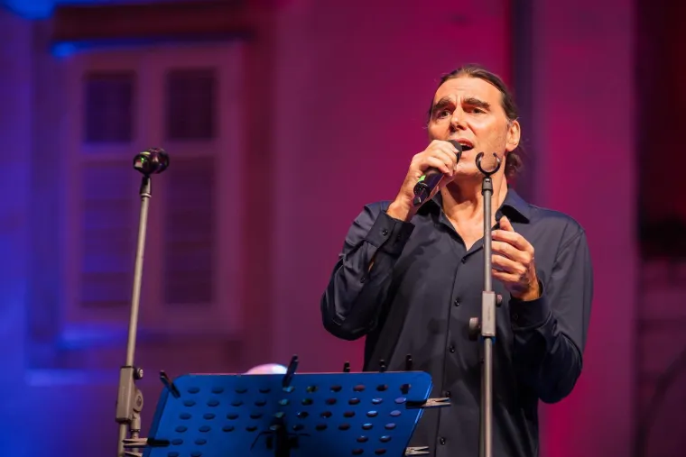 Kakvi zaljubljeni pogledi: Ante Gelo i Jelena Perčin nikad prisniji na koncertu u čast Oliveru