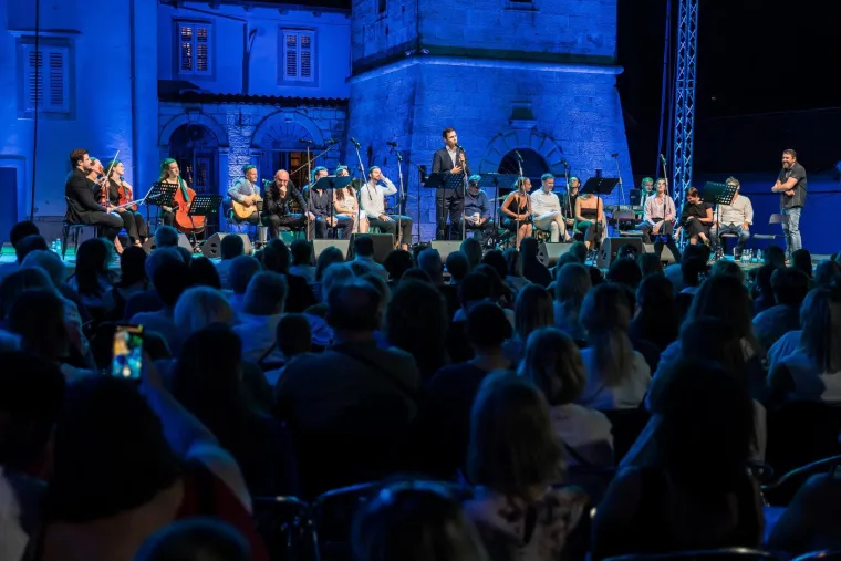 Kakvi zaljubljeni pogledi: Ante Gelo i Jelena Perčin nikad prisniji na koncertu u čast Oliveru