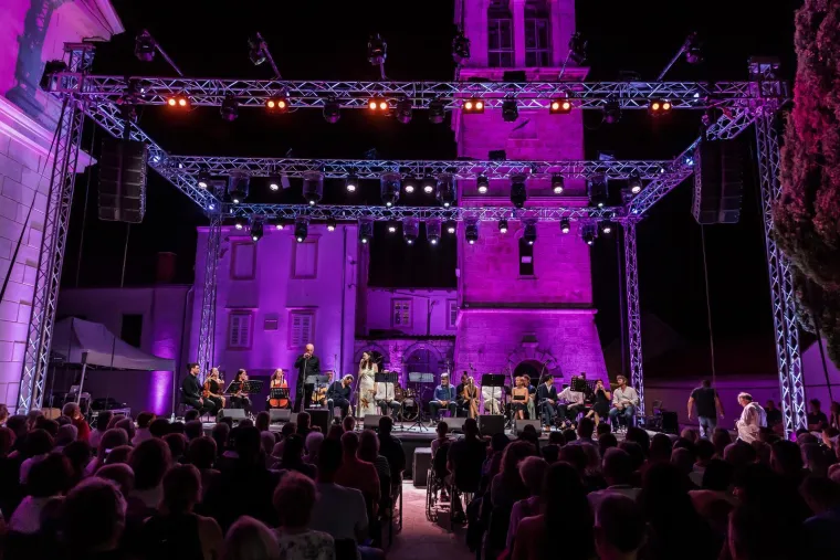 Kakvi zaljubljeni pogledi: Ante Gelo i Jelena Perčin nikad prisniji na koncertu u čast Oliveru