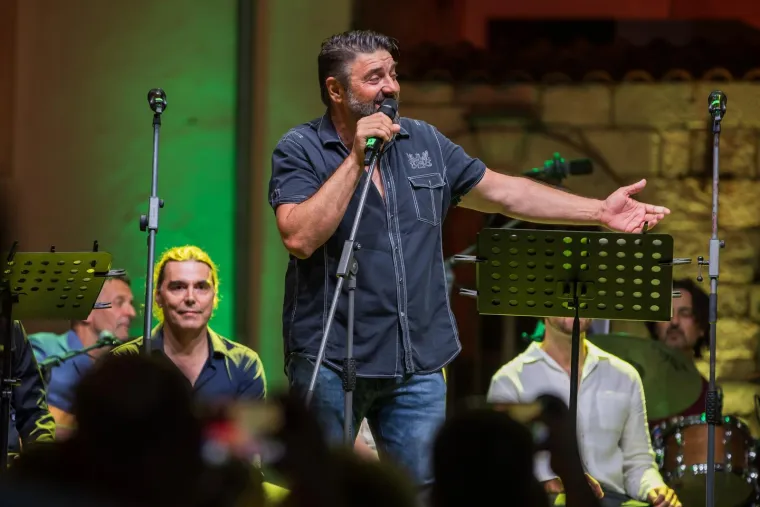 Kakvi zaljubljeni pogledi: Ante Gelo i Jelena Perčin nikad prisniji na koncertu u čast Oliveru