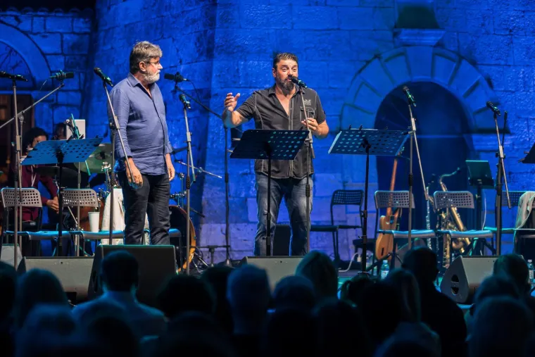 Kakvi zaljubljeni pogledi: Ante Gelo i Jelena Perčin nikad prisniji na koncertu u čast Oliveru