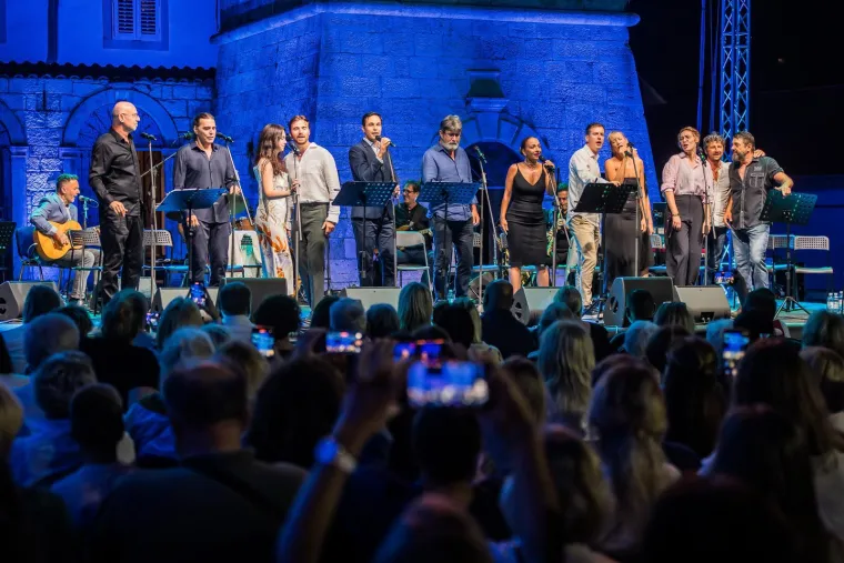 Kakvi zaljubljeni pogledi: Ante Gelo i Jelena Perčin nikad prisniji na koncertu u čast Oliveru