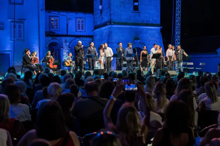 Kakvi zaljubljeni pogledi: Ante Gelo i Jelena Perčin nikad prisniji na koncertu u čast Oliveru