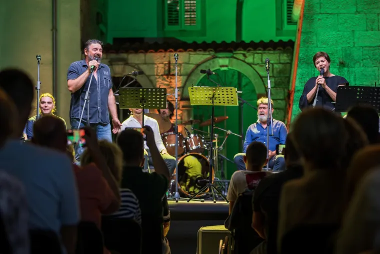 Kakvi zaljubljeni pogledi: Ante Gelo i Jelena Perčin nikad prisniji na koncertu u čast Oliveru