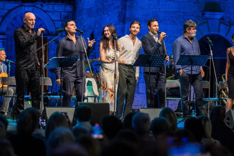 Kakvi zaljubljeni pogledi: Ante Gelo i Jelena Perčin nikad prisniji na koncertu u čast Oliveru