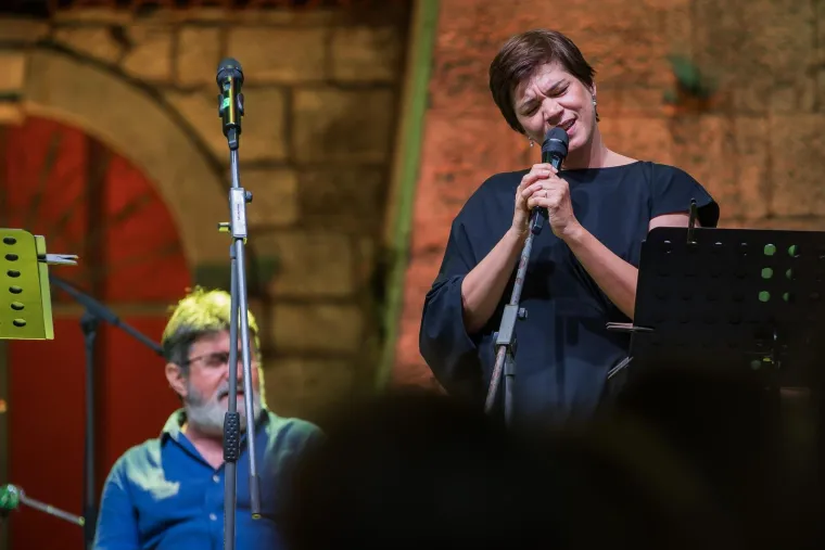 Kakvi zaljubljeni pogledi: Ante Gelo i Jelena Perčin nikad prisniji na koncertu u čast Oliveru