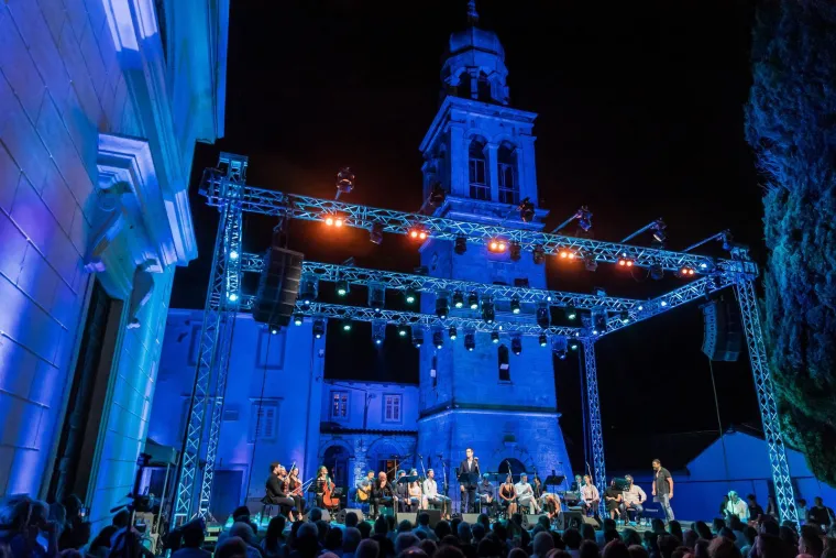 Kakvi zaljubljeni pogledi: Ante Gelo i Jelena Perčin nikad prisniji na koncertu u čast Oliveru