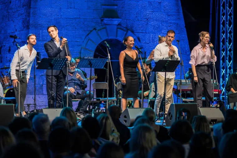 Kakvi zaljubljeni pogledi: Ante Gelo i Jelena Perčin nikad prisniji na koncertu u čast Oliveru