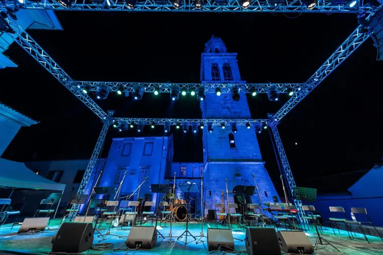 Kakvi zaljubljeni pogledi: Ante Gelo i Jelena Perčin nikad prisniji na koncertu u čast Oliveru