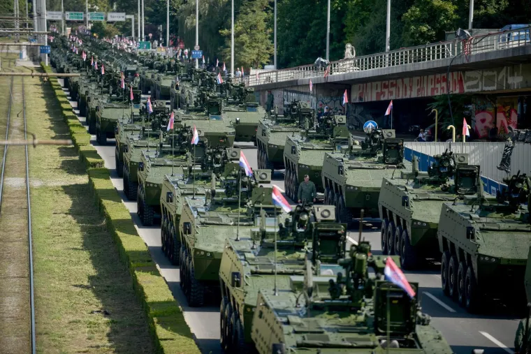 Tenkovi i oklopna vozila su ostavila svoje: Pogledajte preorane ulice nakon mimohoda