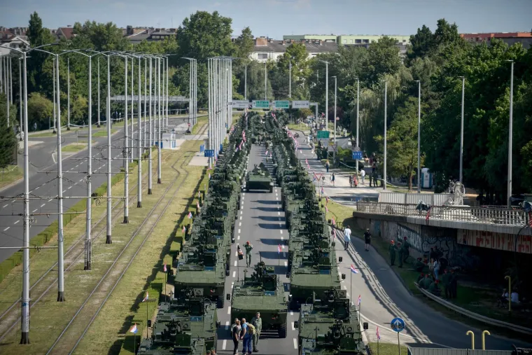 Tenkovi i oklopna vozila su ostavila svoje: Pogledajte preorane ulice nakon mimohoda