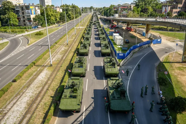 Tenkovi i oklopna vozila su ostavila svoje: Pogledajte preorane ulice nakon mimohoda