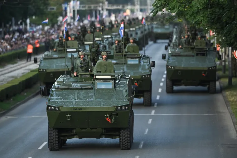 Tenkovi i oklopna vozila su ostavila svoje: Pogledajte preorane ulice nakon mimohoda