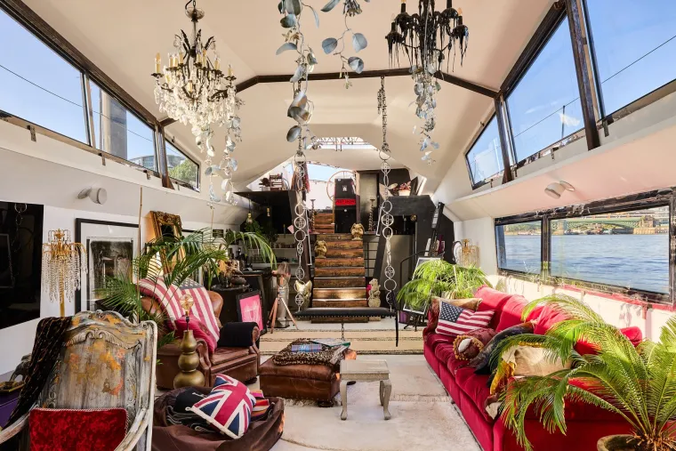 Teretni brod iz 50-ih preuređen je u boemski prostor: Izgleda poput bajke, a cijena je nevjerojatna