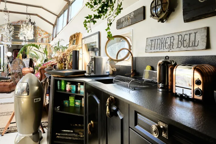 Teretni brod iz 50-ih preuređen je u boemski prostor: Izgleda poput bajke, a cijena je nevjerojatna