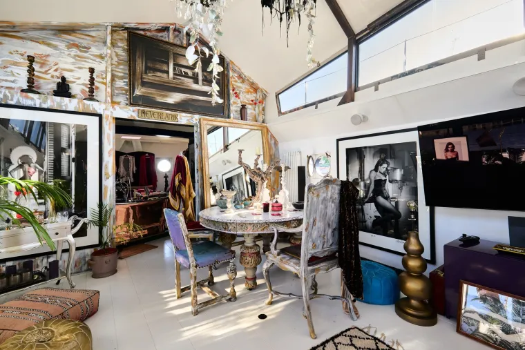 Teretni brod iz 50-ih preuređen je u boemski prostor: Izgleda poput bajke, a cijena je nevjerojatna