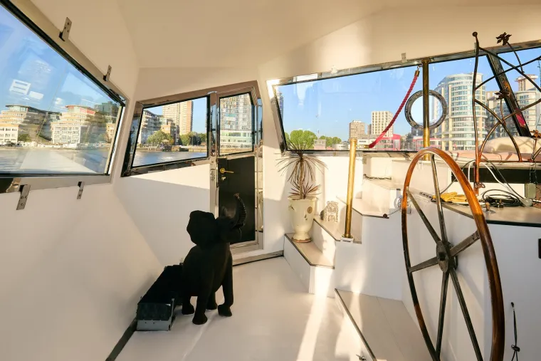 Teretni brod iz 50-ih preuređen je u boemski prostor: Izgleda poput bajke, a cijena je nevjerojatna