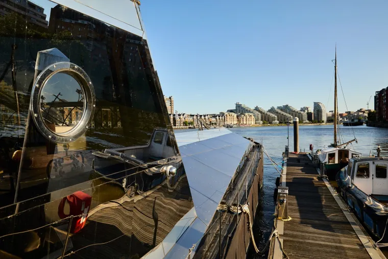 Teretni brod iz 50-ih preuređen je u boemski prostor: Izgleda poput bajke, a cijena je nevjerojatna