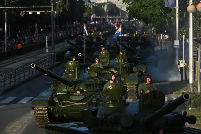 Tenkovi i oklopna vozila su ostavila svoje: Pogledajte preorane ulice nakon mimohoda