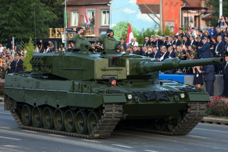 Tenkovi i oklopna vozila su ostavila svoje: Pogledajte preorane ulice nakon mimohoda