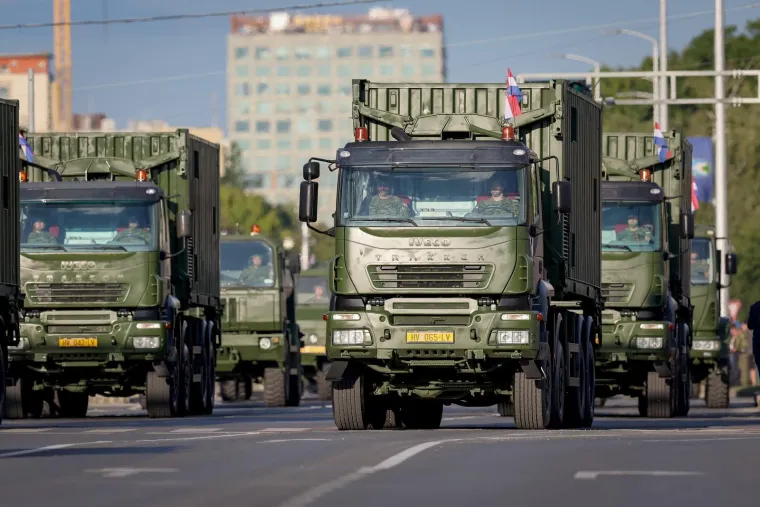 Tenkovi i oklopna vozila su ostavila svoje: Pogledajte preorane ulice nakon mimohoda