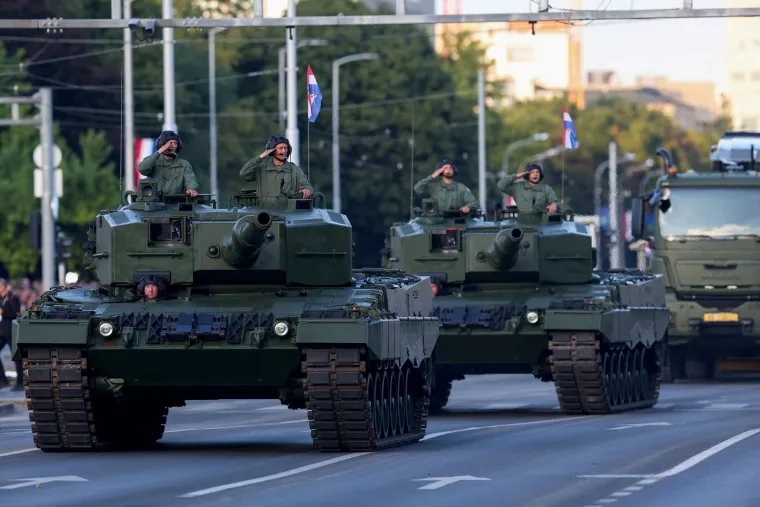 Tenkovi i oklopna vozila su ostavila svoje: Pogledajte preorane ulice nakon mimohoda