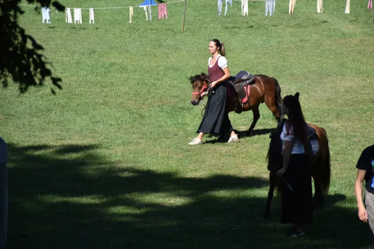 Dama u bijeloj haljini istaknula vitku liniju: Za njom su se svi okretali u centru grada