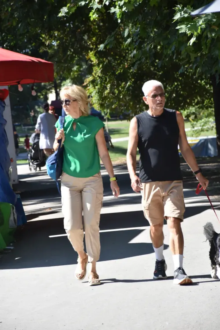 Dama u bijeloj haljini istaknula vitku liniju: Za njom su se svi okretali u centru grada