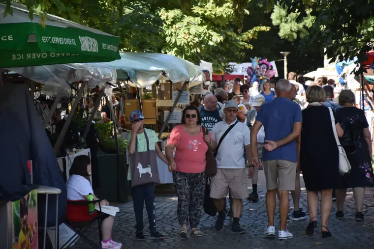 Dama u bijeloj haljini istaknula vitku liniju: Za njom su se svi okretali u centru grada