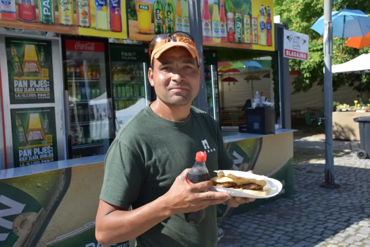 Dama u bijeloj haljini istaknula vitku liniju: Za njom su se svi okretali u centru grada