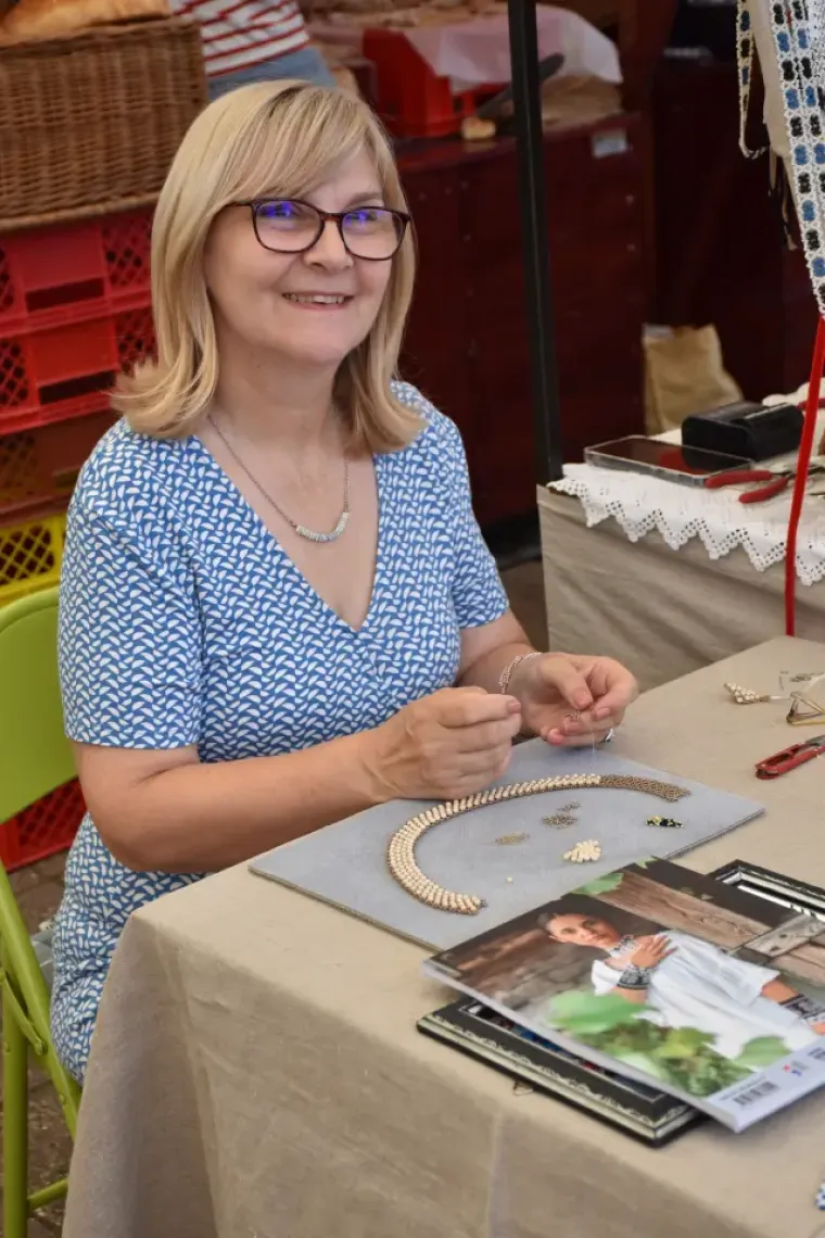 Dama u bijeloj haljini istaknula vitku liniju: Za njom su se svi okretali u centru grada