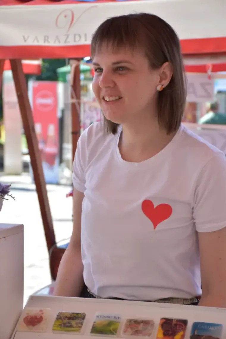 Dama u bijeloj haljini istaknula vitku liniju: Za njom su se svi okretali u centru grada