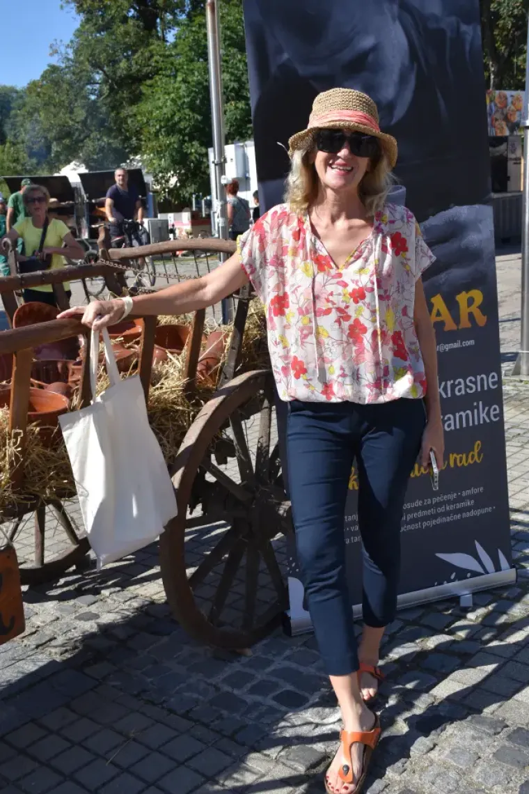 Dama u bijeloj haljini istaknula vitku liniju: Za njom su se svi okretali u centru grada