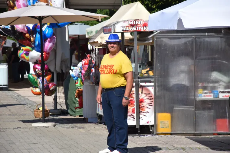 Dama u bijeloj haljini istaknula vitku liniju: Za njom su se svi okretali u centru grada