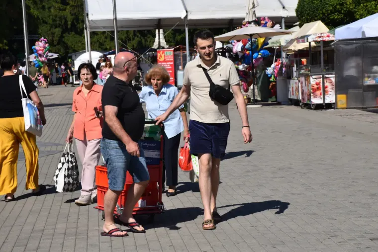 Dama u bijeloj haljini istaknula vitku liniju: Za njom su se svi okretali u centru grada