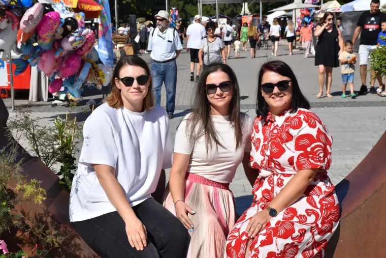 Dama u bijeloj haljini istaknula vitku liniju: Za njom su se svi okretali u centru grada