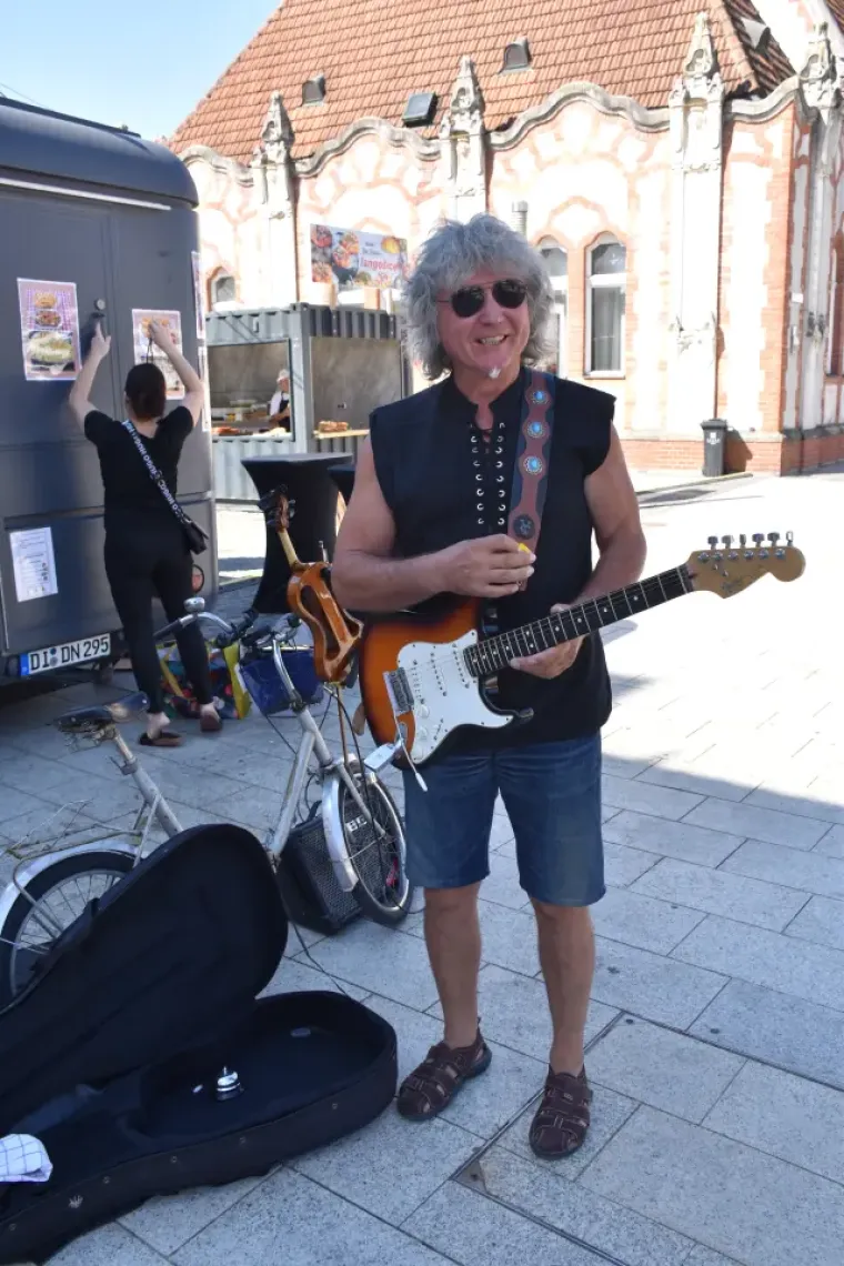 Dama u bijeloj haljini istaknula vitku liniju: Za njom su se svi okretali u centru grada