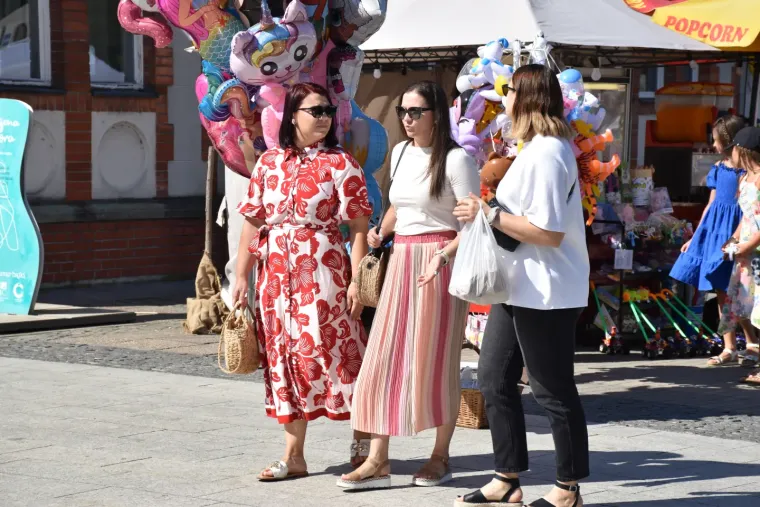 Dama u bijeloj haljini istaknula vitku liniju: Za njom su se svi okretali u centru grada