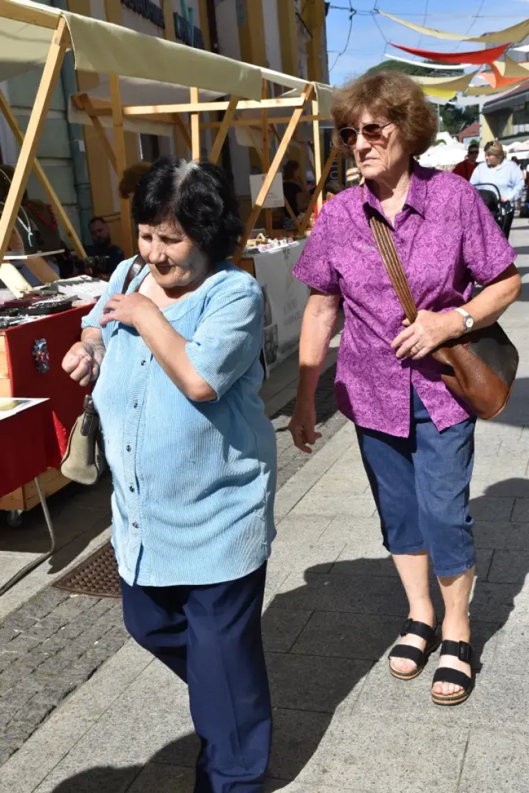 Dama u bijeloj haljini istaknula vitku liniju: Za njom su se svi okretali u centru grada