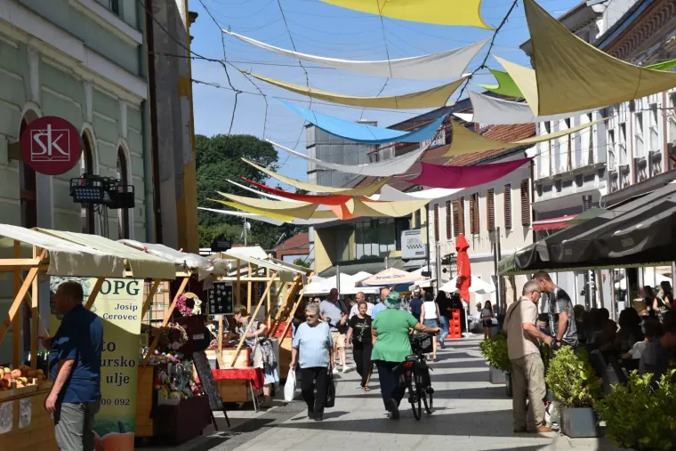 Dama u bijeloj haljini istaknula vitku liniju: Za njom su se svi okretali u centru grada