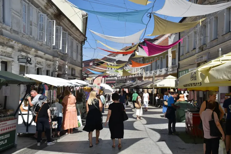 Dama u bijeloj haljini istaknula vitku liniju: Za njom su se svi okretali u centru grada