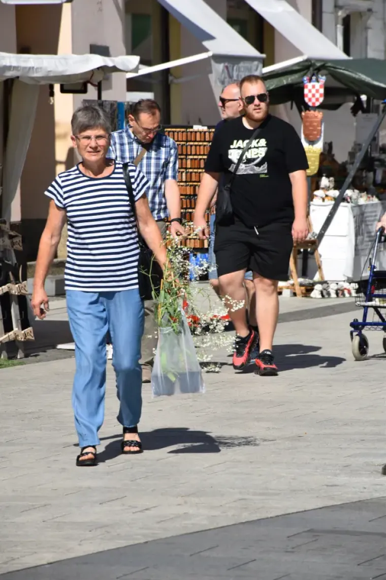 Dama u bijeloj haljini istaknula vitku liniju: Za njom su se svi okretali u centru grada